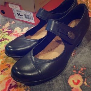 Cobb Hill Mary Jane black heels!